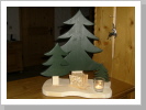 Tannenbaum 3er Set grün mit Holzbeige 40 cm hoch 35 cm breit Tannenbaum 3er Set grün mit Holzbeige 40 cm hoch 35 cm breit