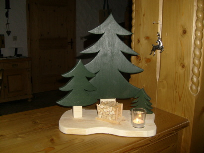 drei Tannen Set gr&uuml;n mit Holzbeige und Windlicht