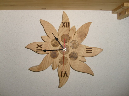 Edelwei&szlig; Uhr aus L&auml;rchenholz